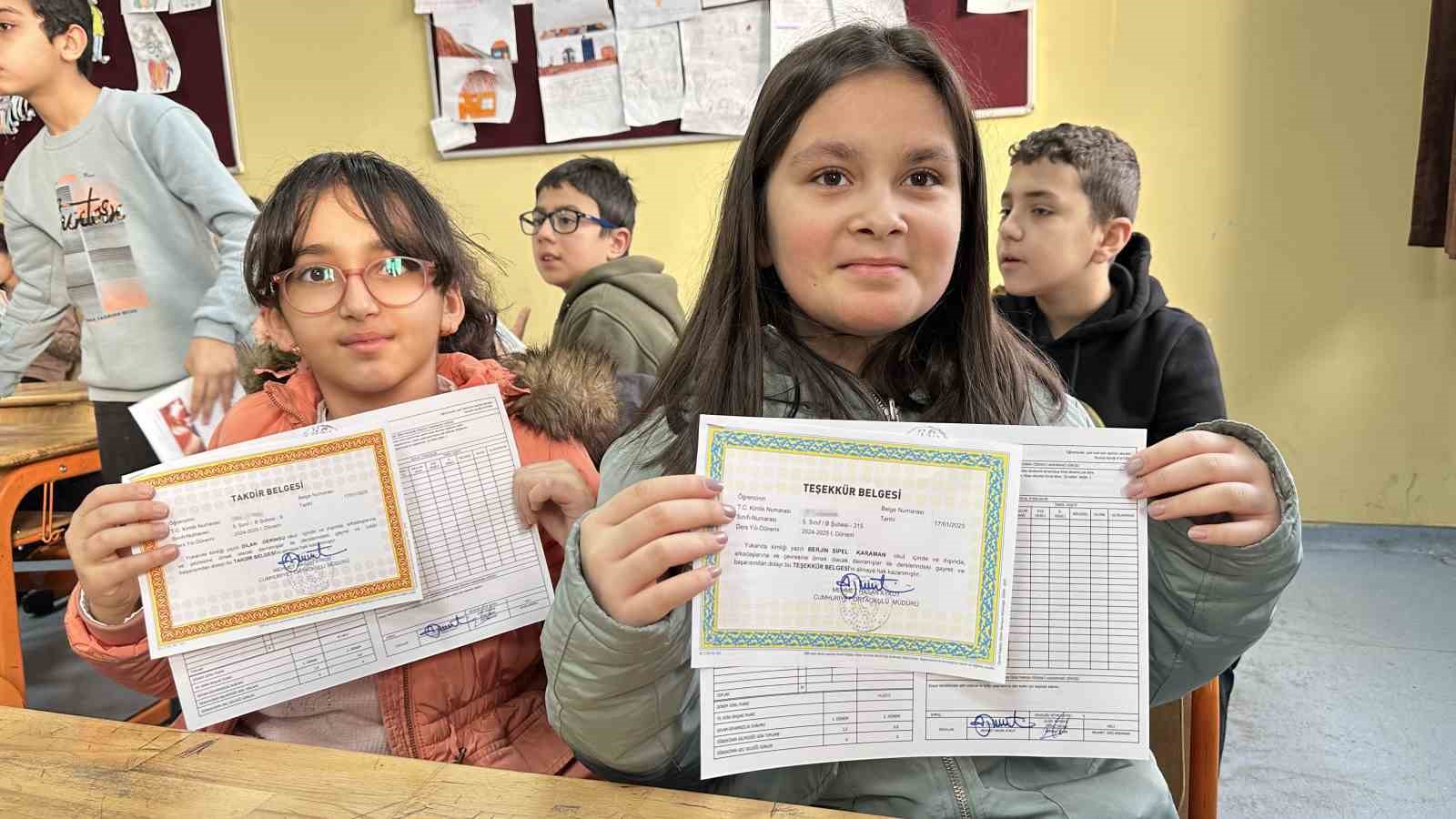 Yüksekova’da halaylı karne dağıtımı
