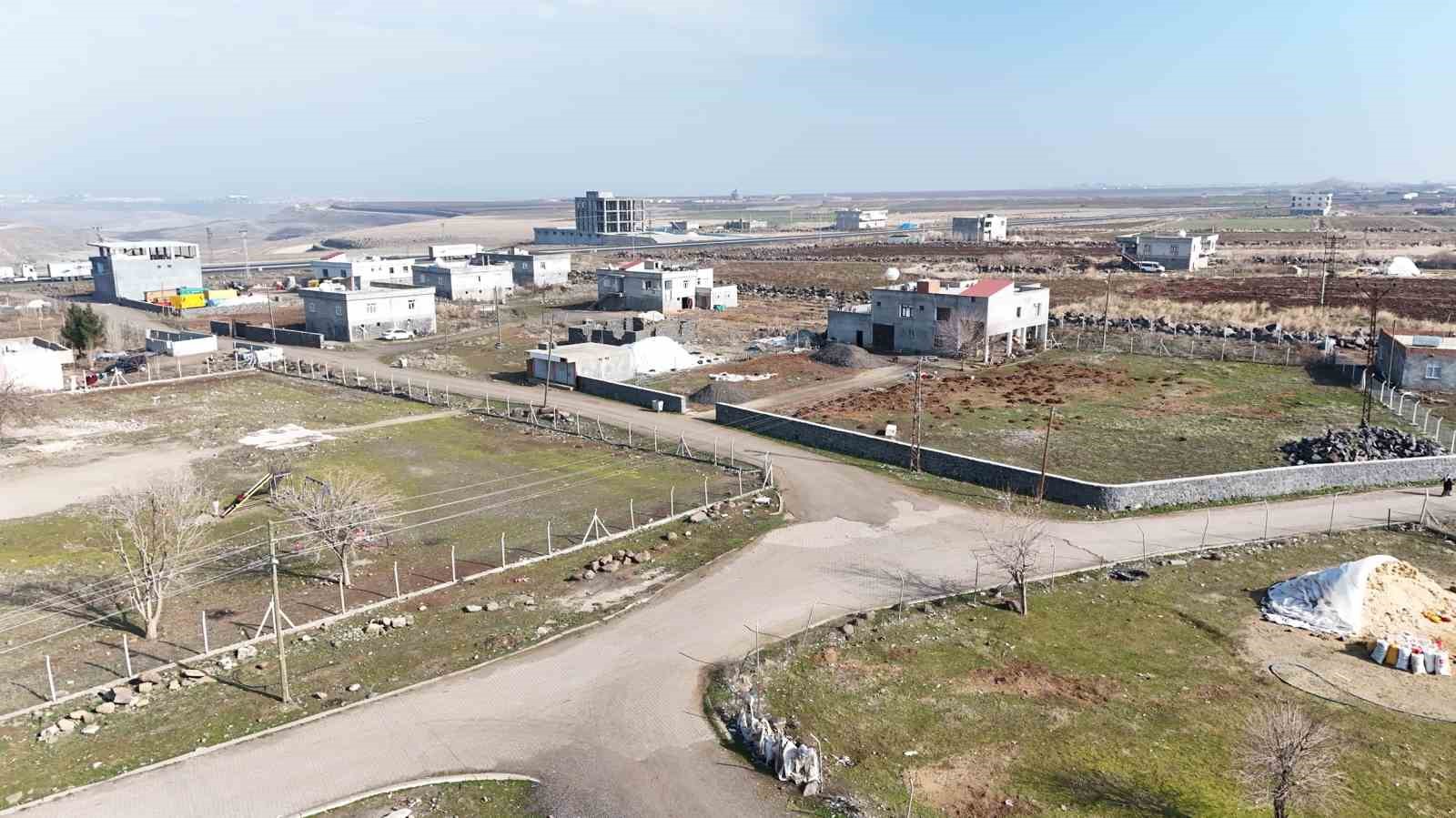 Diyarbakır&rsquo;da k&ouml;y muhtarı aldığı maaşın t&uuml;m&uuml;n&uuml; &ouml;ğrenci ve ihtiya&ccedil; sahiplerine aktarıyor
