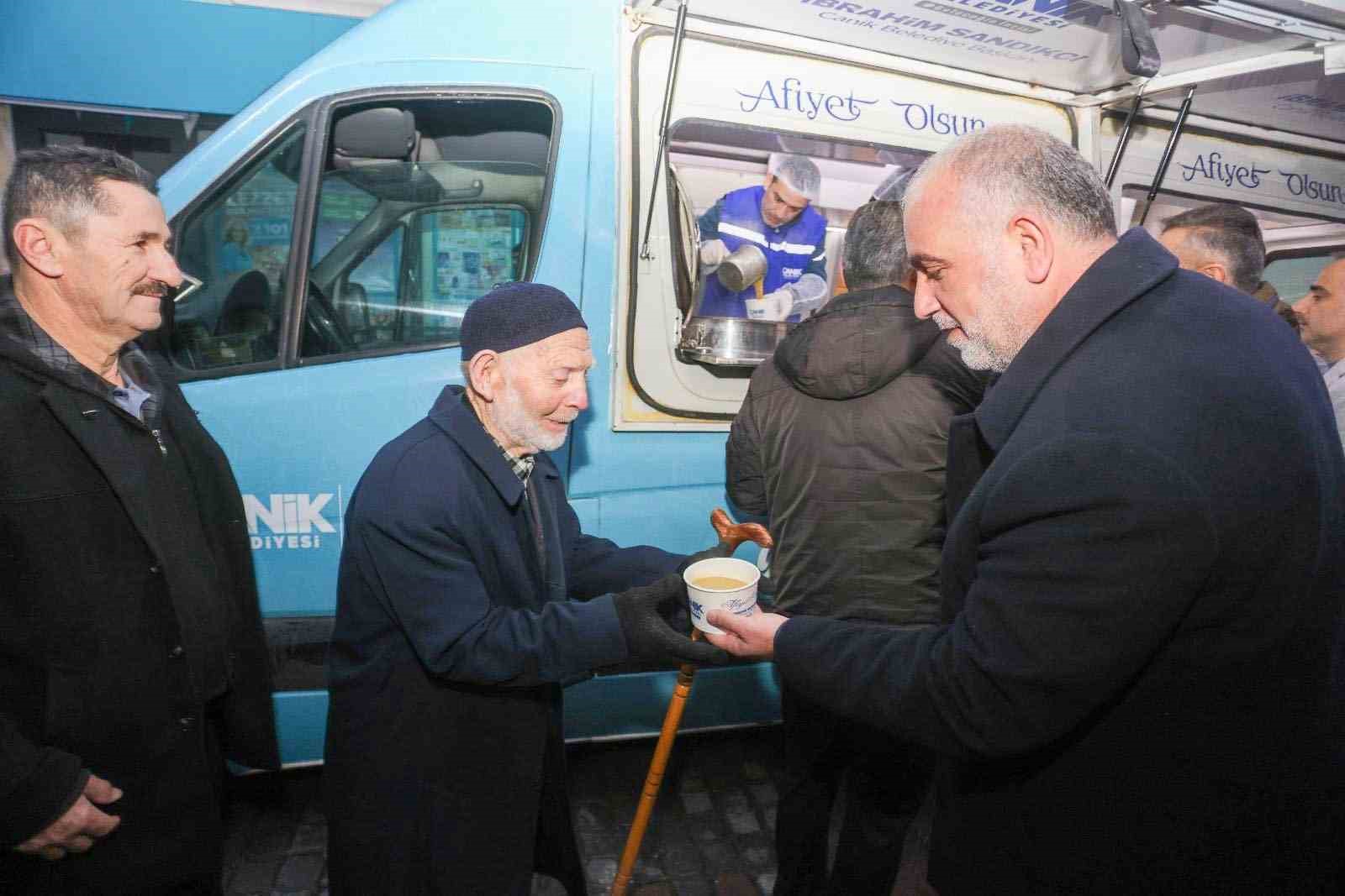Başkan Sandıkçı’dan vatandaşlara çorba ikramı