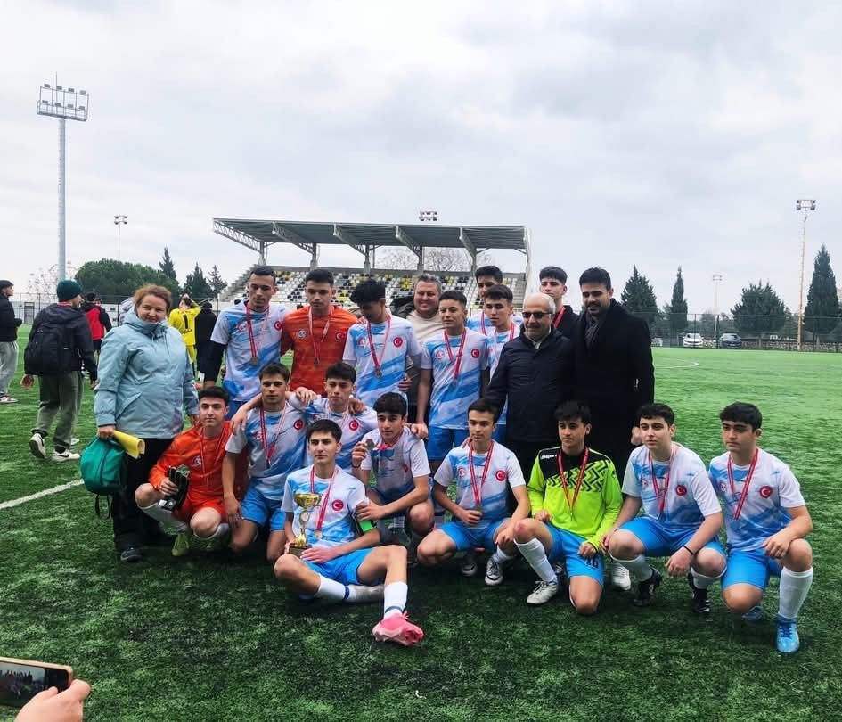 Selendi Mehmet Akif Ersoy Anadolu Lisesi Futbol Takımı Manisa İkincisi oldu
