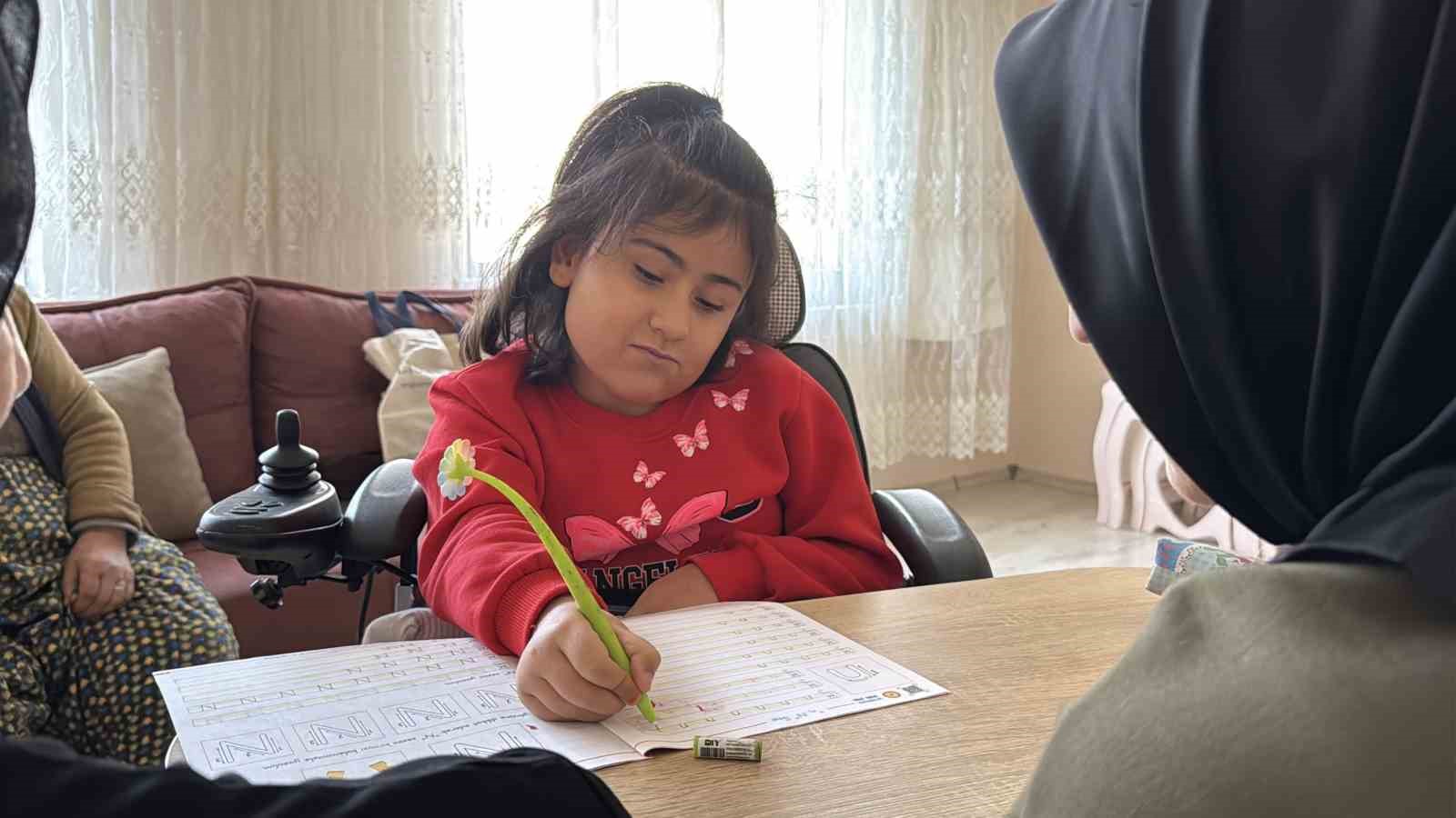 Minik Eyl&uuml;l karnesini evinde aldı
