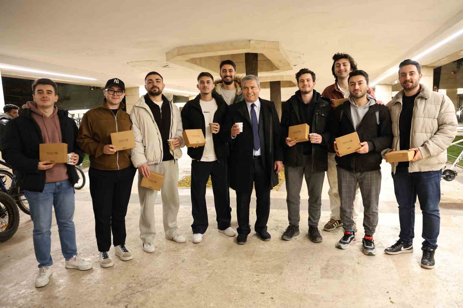 Final haftasına hazırlanan öğrencilere Rektör Adıgüzel’den çorba, çay ve kahve ikramı