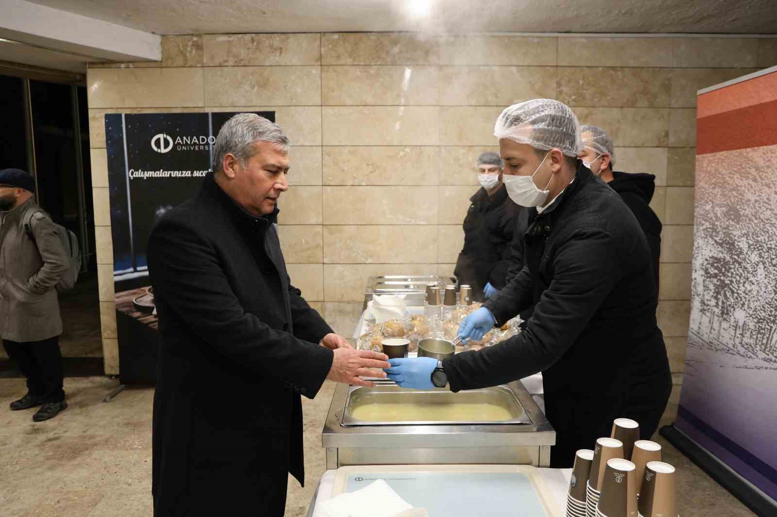 Final haftasına hazırlanan &ouml;ğrencilere Rekt&ouml;r Adıg&uuml;zel&rsquo;den &ccedil;orba, &ccedil;ay ve kahve ikramı
