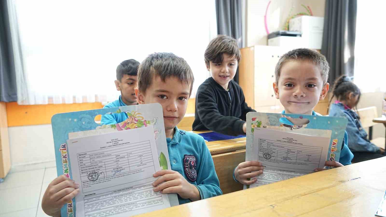 Burdur’da 41 bin 77 öğrenci karne sevinci yaşadı