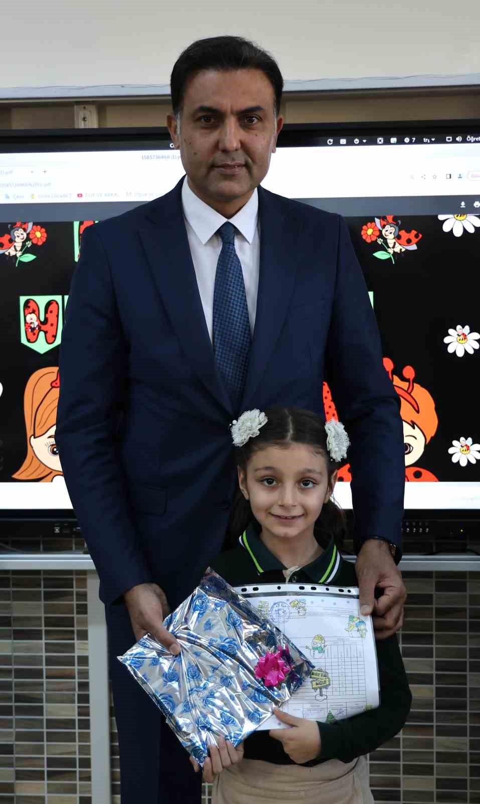 Adana&rsquo;da 521 bin 929 &ouml;ğrenci karne sevinci yaşadı
