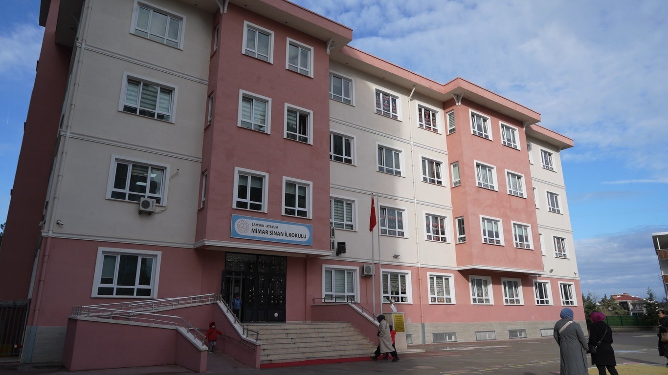 Bu okulda 16 ikiz &ouml;ğrenci karne heyecanı yaşadı

