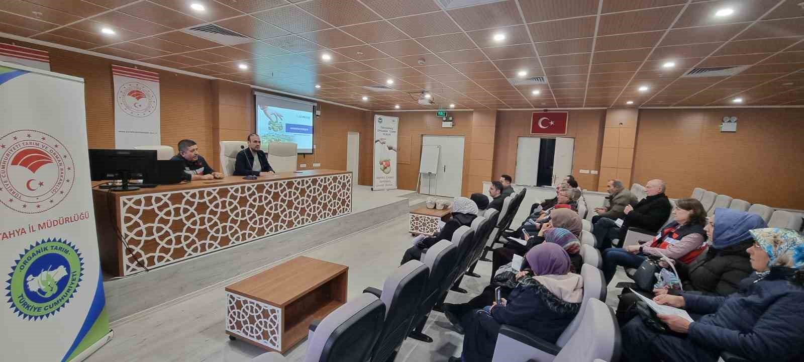 K&uuml;tahya&rsquo;da 47 &uuml;reticiye organik bitki besleme ve organik bitki sağlığı uygulama teknikleri anlatıldı
