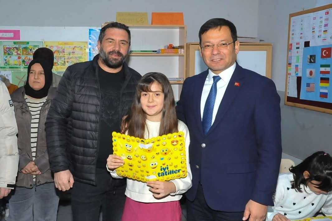 Sındırgı&rsquo;da &ouml;ğrenciler karne heyecanı yaşadı
