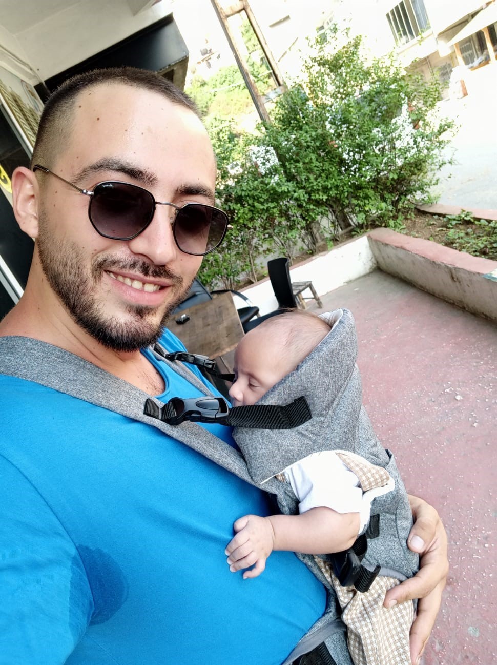 Babası polis olamadı o polis kıyafetiyle karnesini aldı
