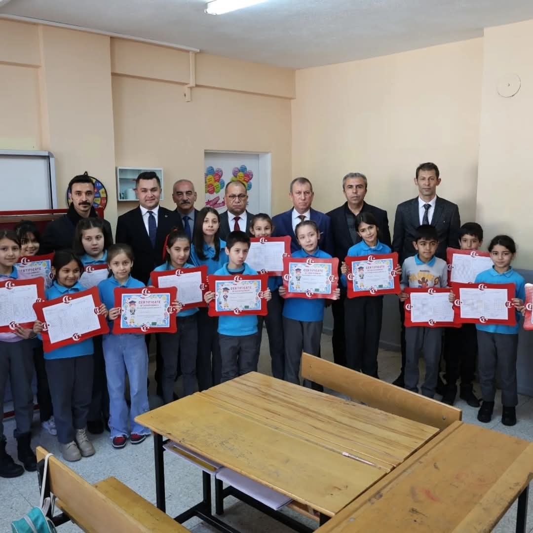 Saimbeyli Belediye Başkanı Mahmut Dal&rsquo;dan &ccedil;ocuklara karne hediyesi
