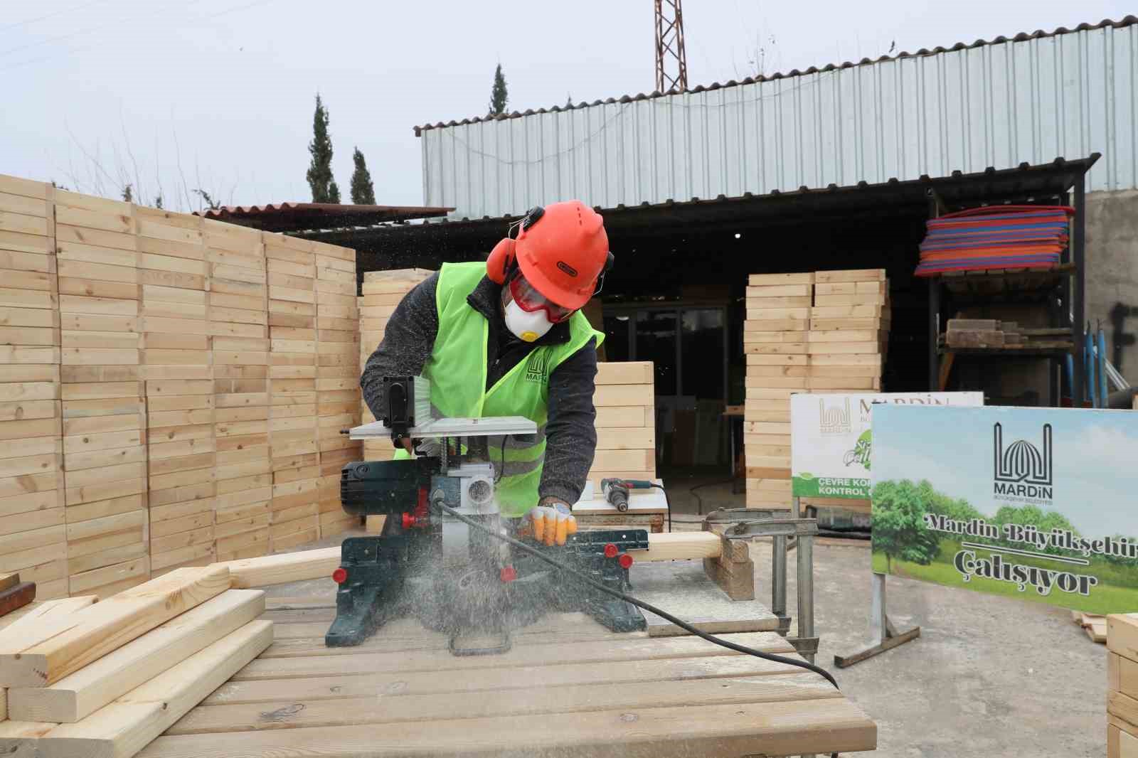 Mardin’de çevre dostu ahşap saksı üretiliyor