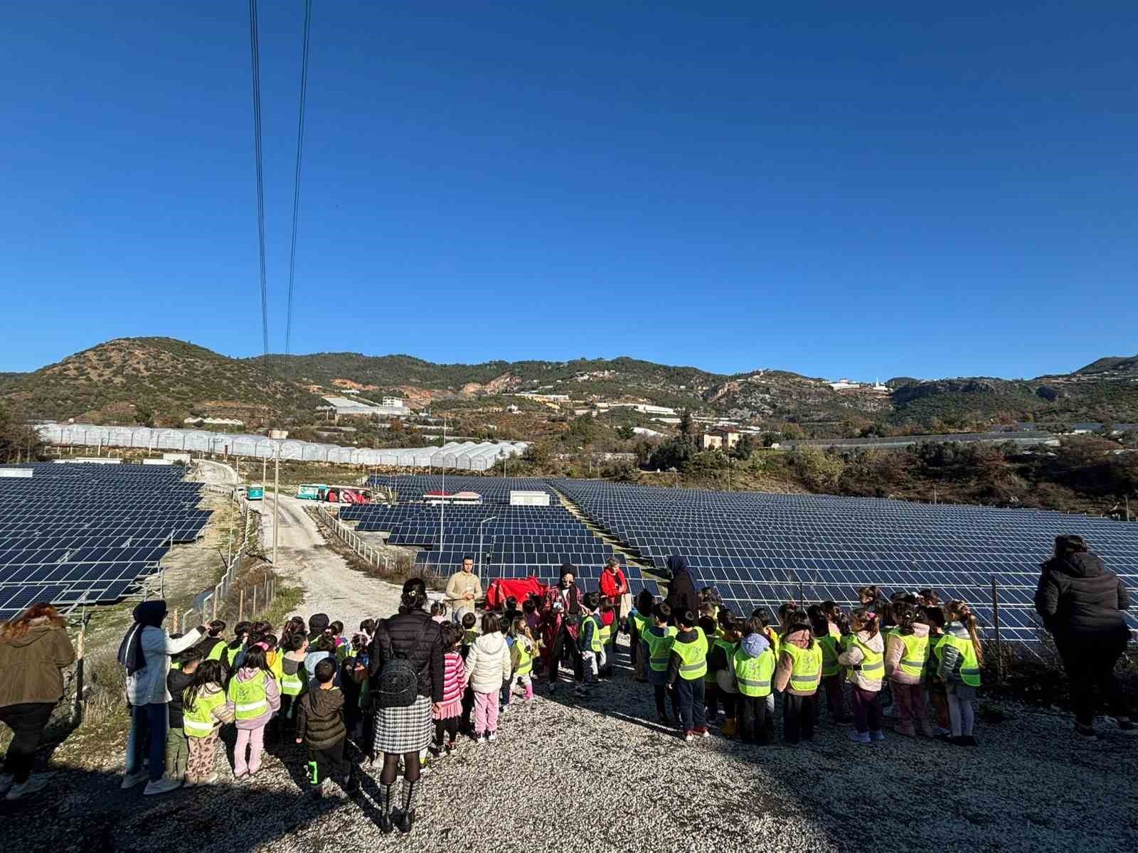 Alanyalı çocuklara güneş enerjisi santrali tanıtıldı