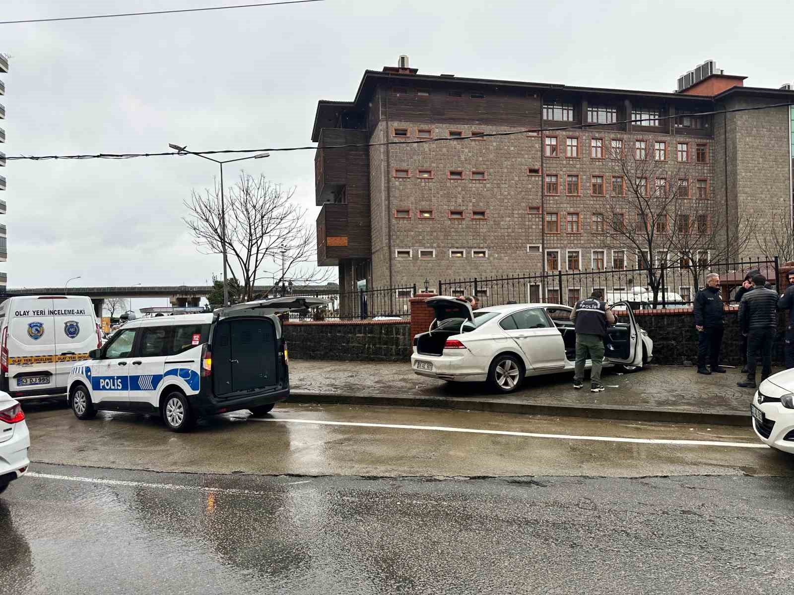 Silahla vurulduktan sonra aracıyla hastaneye giderken kaza yaptı
