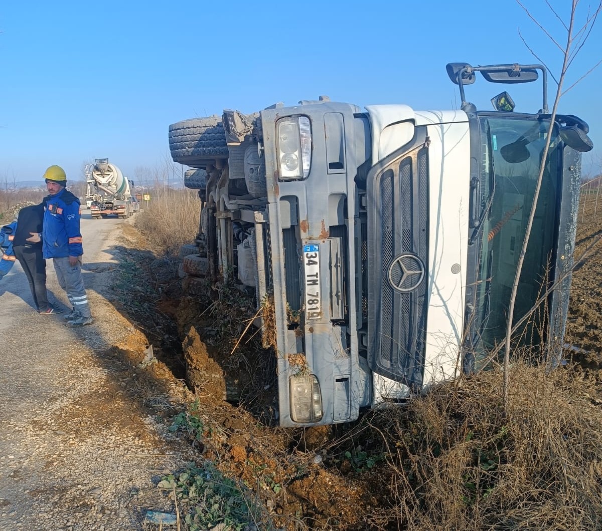 Kontrolden çıkan beton mikseri devrildi sürücüsü yaralandı