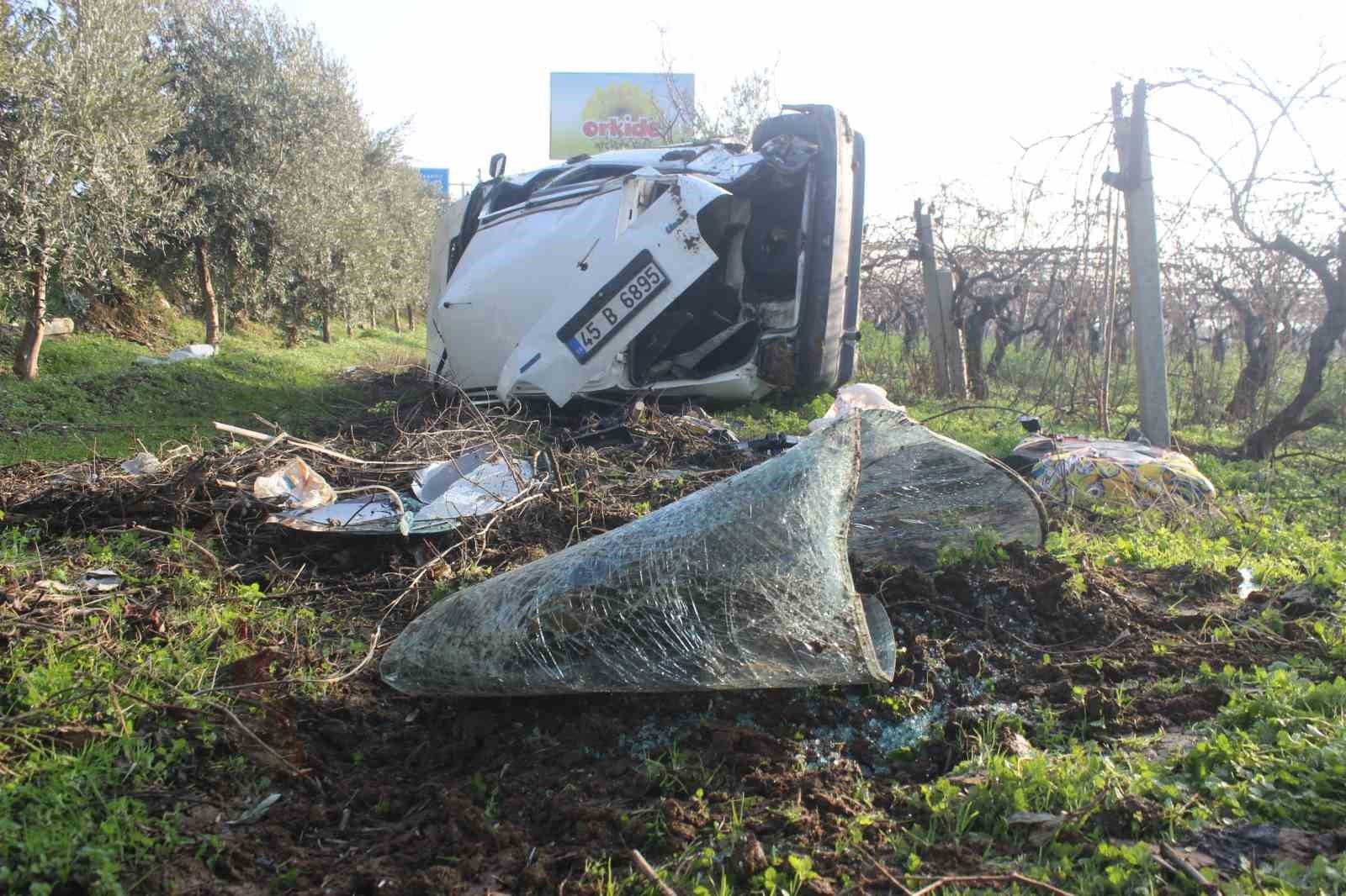 Manisa’da takla atan otomobil tarlaya uçtu