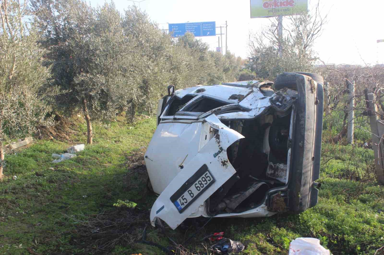 Manisa’da takla atan otomobil tarlaya uçtu
