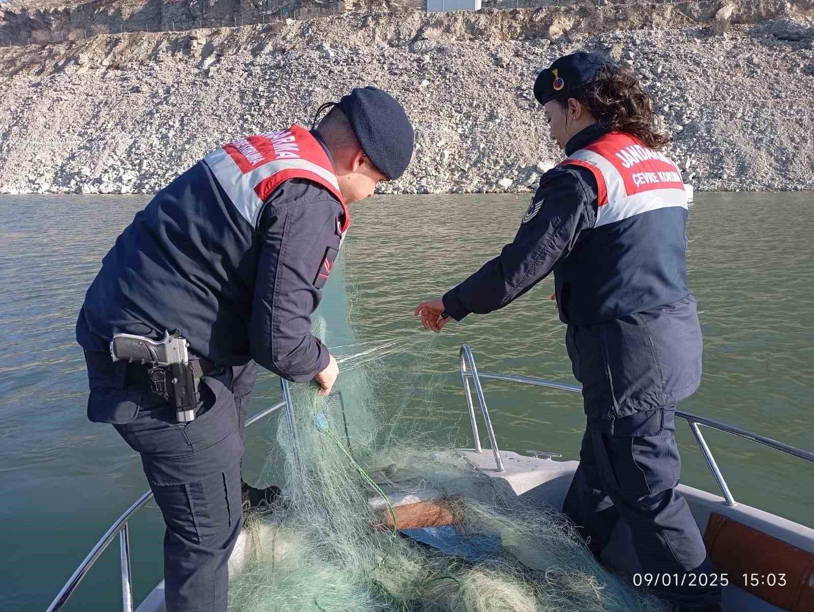 Diyarbakır’da kaçak ağlarla avlanılan sazan balıkları ele geçirildi
