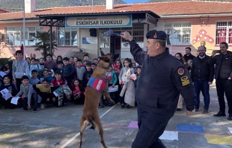 Jandarma ekipleri öğrencilerin karne heyecanına ortak oldu