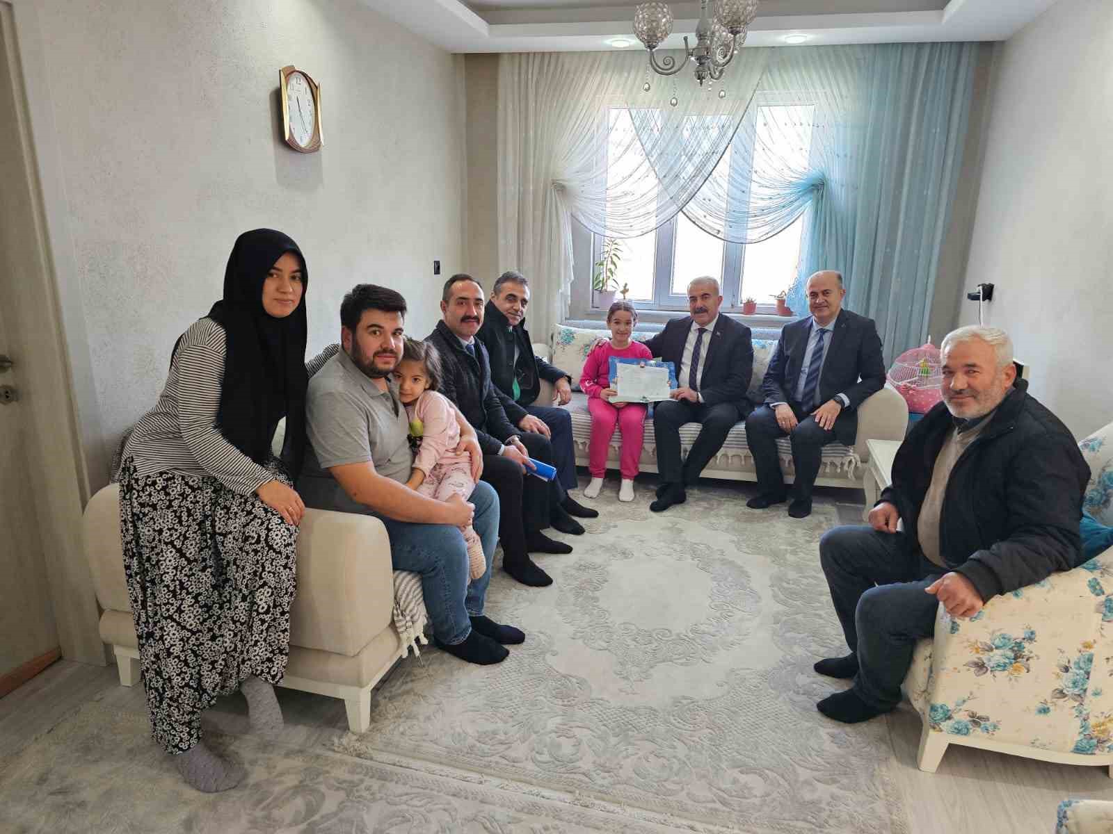 Vali Ustaoğlu kazada yaralanan öğrencilerin karnesini hasta yatağında teslim etti