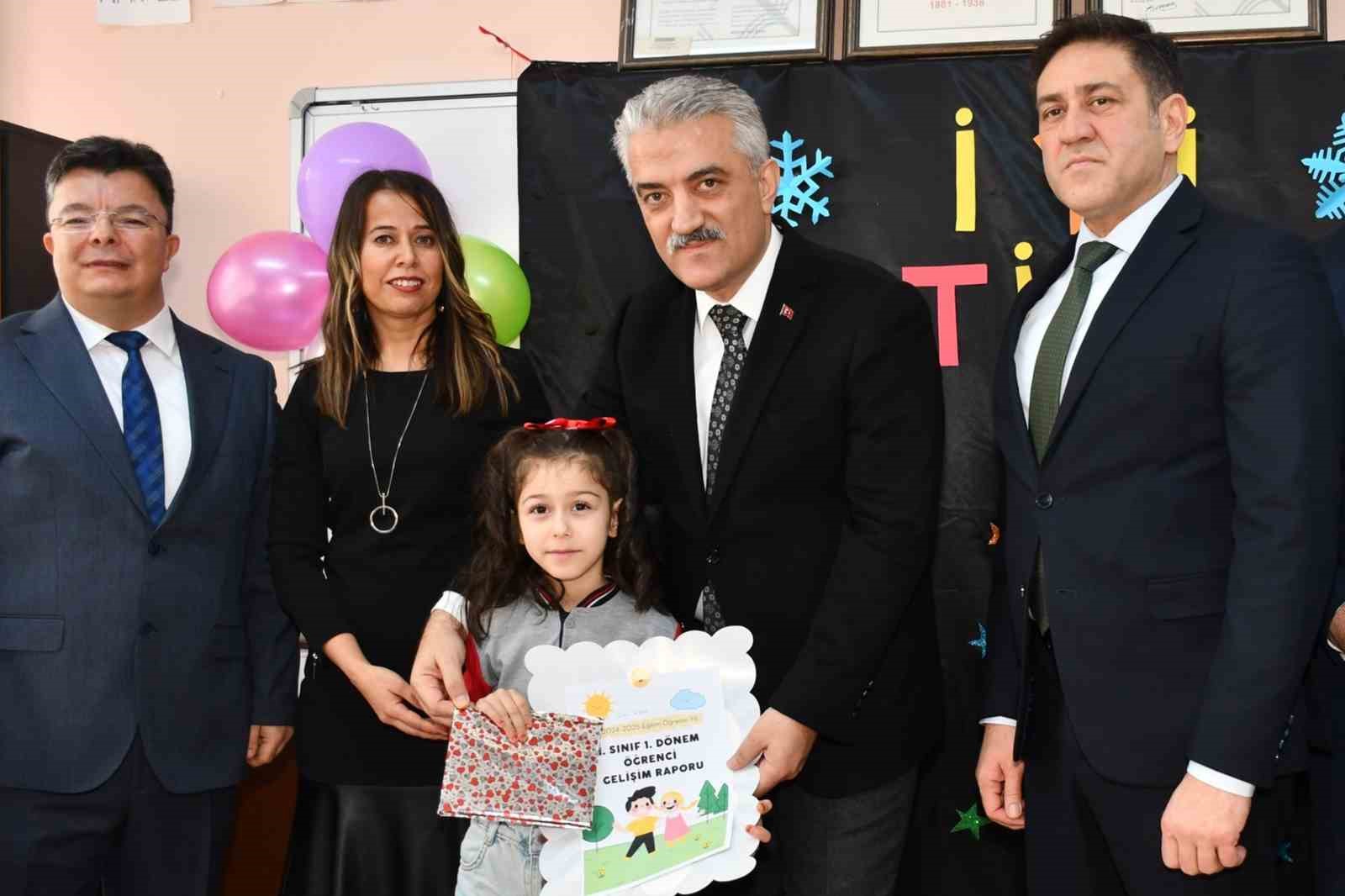 İlkokul 1. sınıflarda yeni dönem başladı: Öğrenciler artık karne yerine ’gelişim raporu’ ile değerlendiriliyor