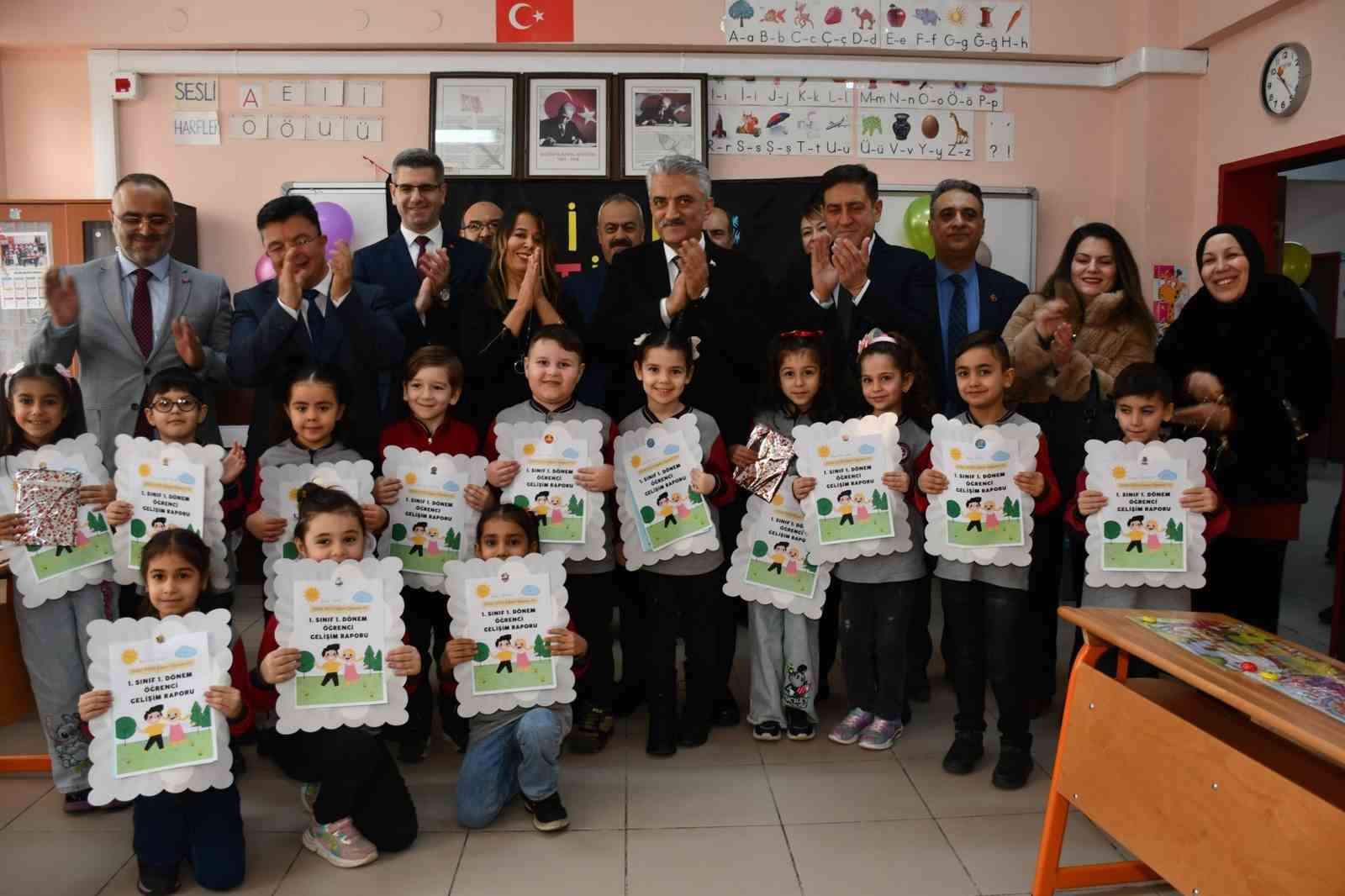 İlkokul 1. sınıflarda yeni d&ouml;nem başladı: &Ouml;ğrenciler artık karne yerine &rsquo;gelişim raporu&rsquo; ile değerlendiriliyor
