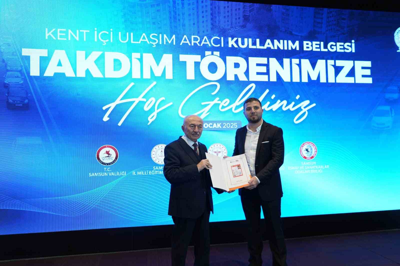 T&uuml;rkiye&rsquo;de ilk olan uygulamada toplu taşıma s&uuml;r&uuml;c&uuml;lerinin &lsquo;belge&rsquo; heyecanı
