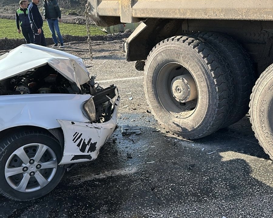 Otomobil kamyonun altına girdi: 1 Yaralı
