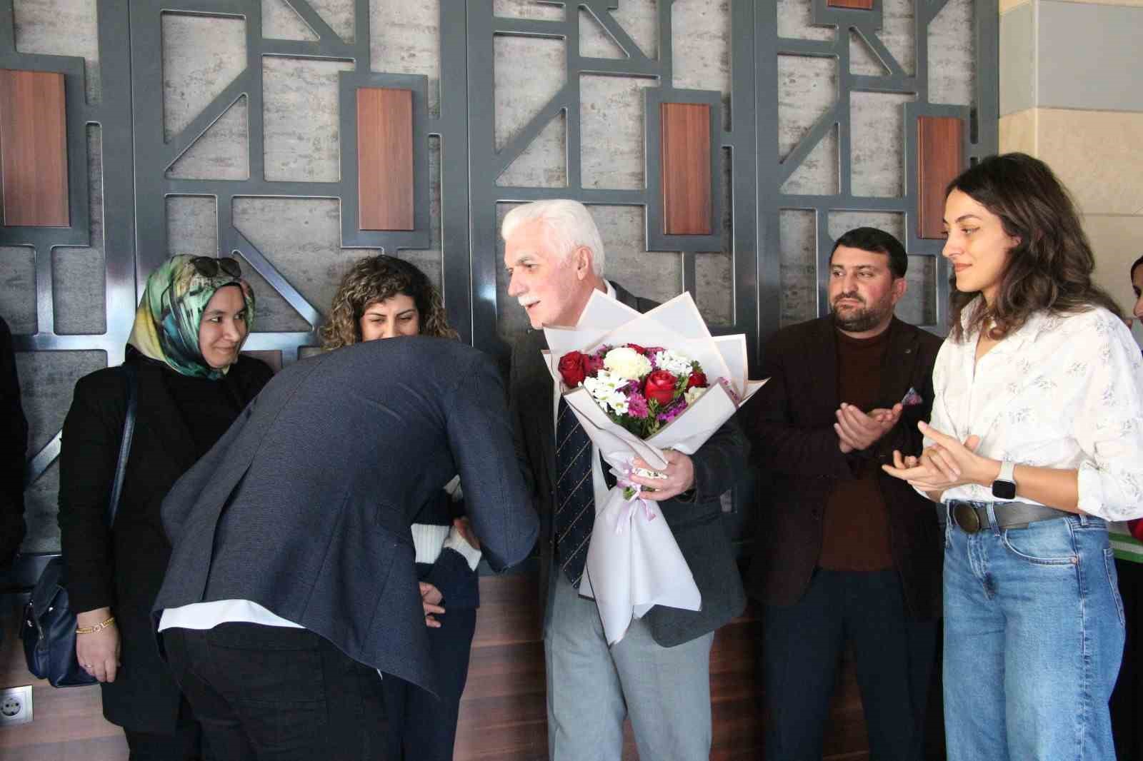 Van&rsquo;da 43 yıllık eğitim &ccedil;ınarı mesleğe veda etti
