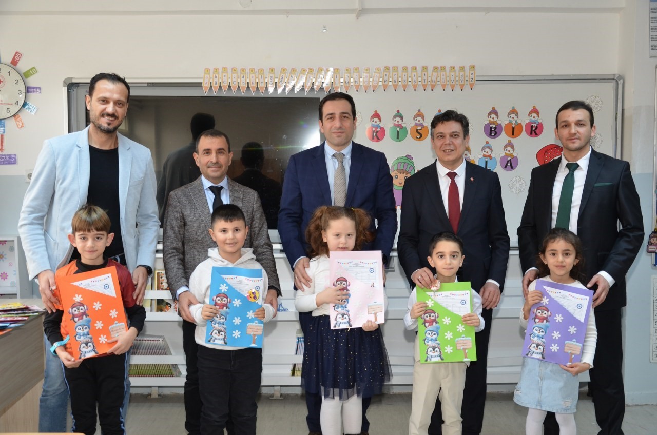&Ouml;ğrencilerin ilk karne heyecanı
