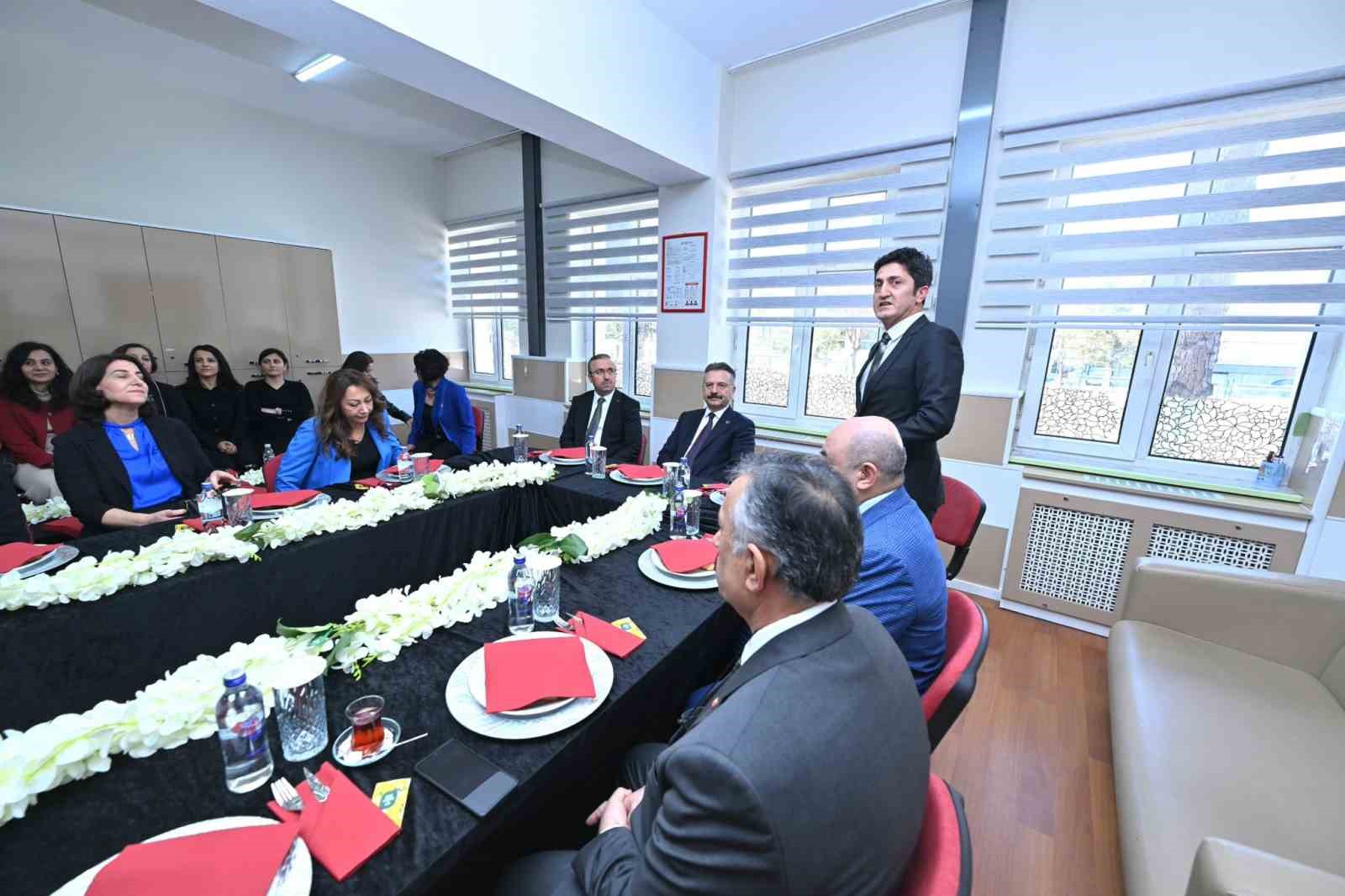 Vali Aksoy, &ouml;ğrencilerin karne sevincine ortak oldu

