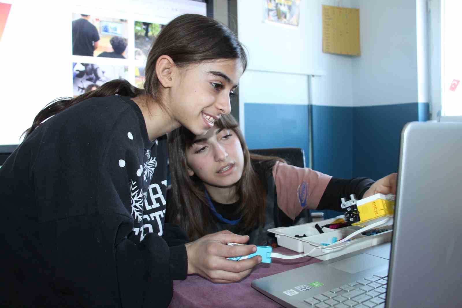 Caracal Robotics robot takımı geliştirdikleri robot &uuml;zerinden Şırnaklı &ouml;ğrencilere eğitim verdi
