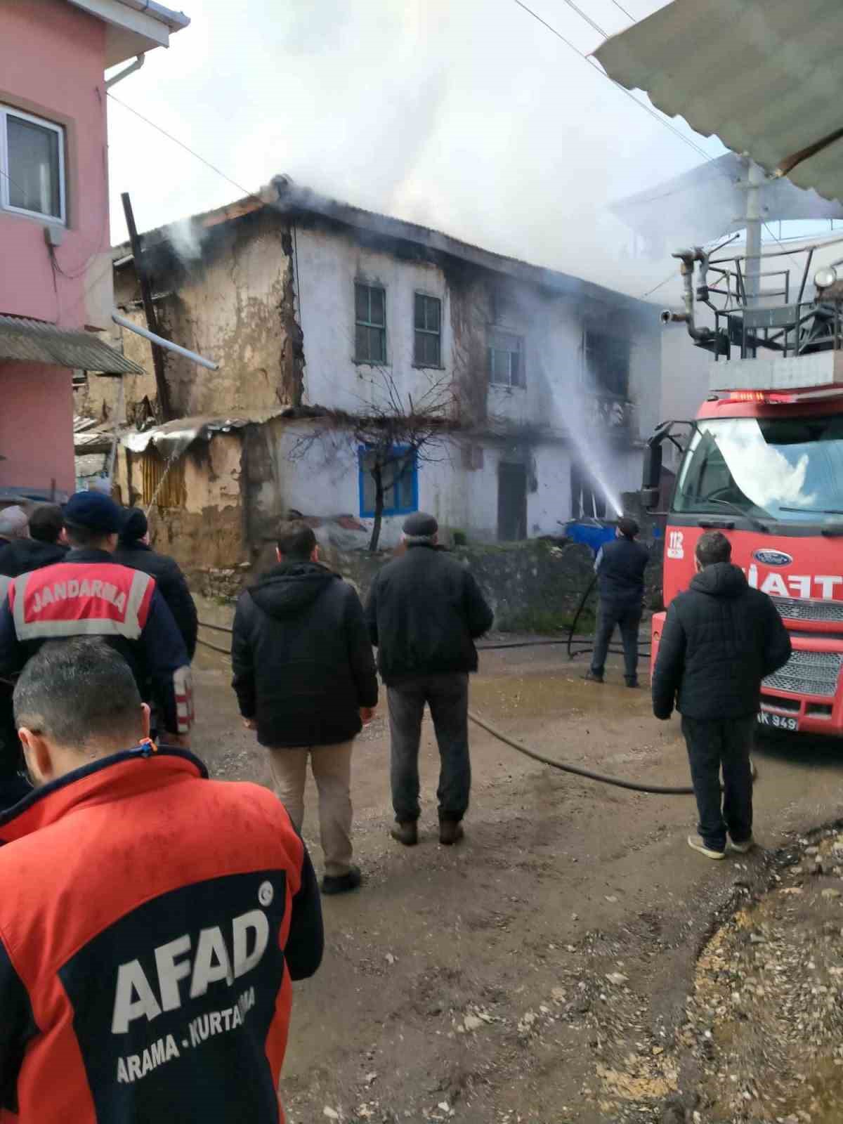 Yanan 2 katlı ev kullanılamaz hale geldi
