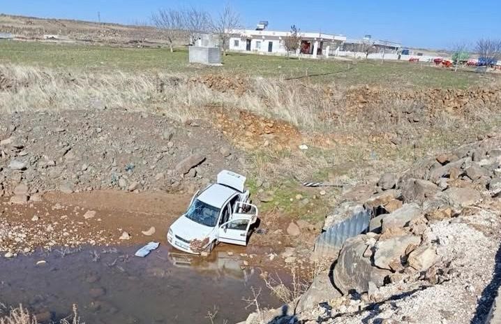 Siverek’te otomobil dereye uçtu: 3 yaralı