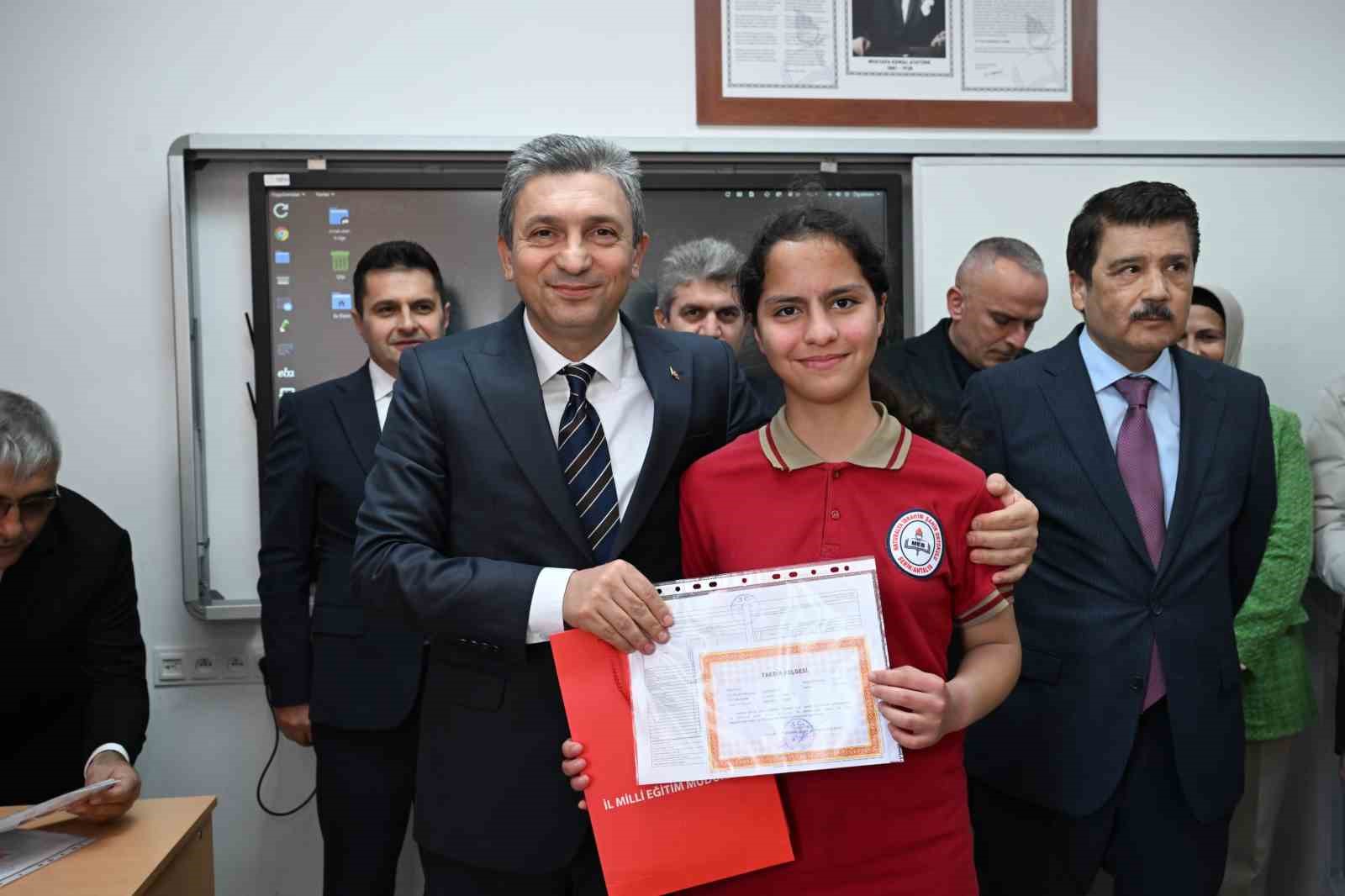 Antalya&rsquo;da 500 bin 164 &ouml;ğrenci karne heyecanı yaşadı
