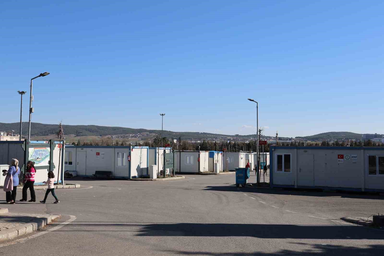 Kahramanmaraş&rsquo;taki konteyner kentte karne heyecanı
