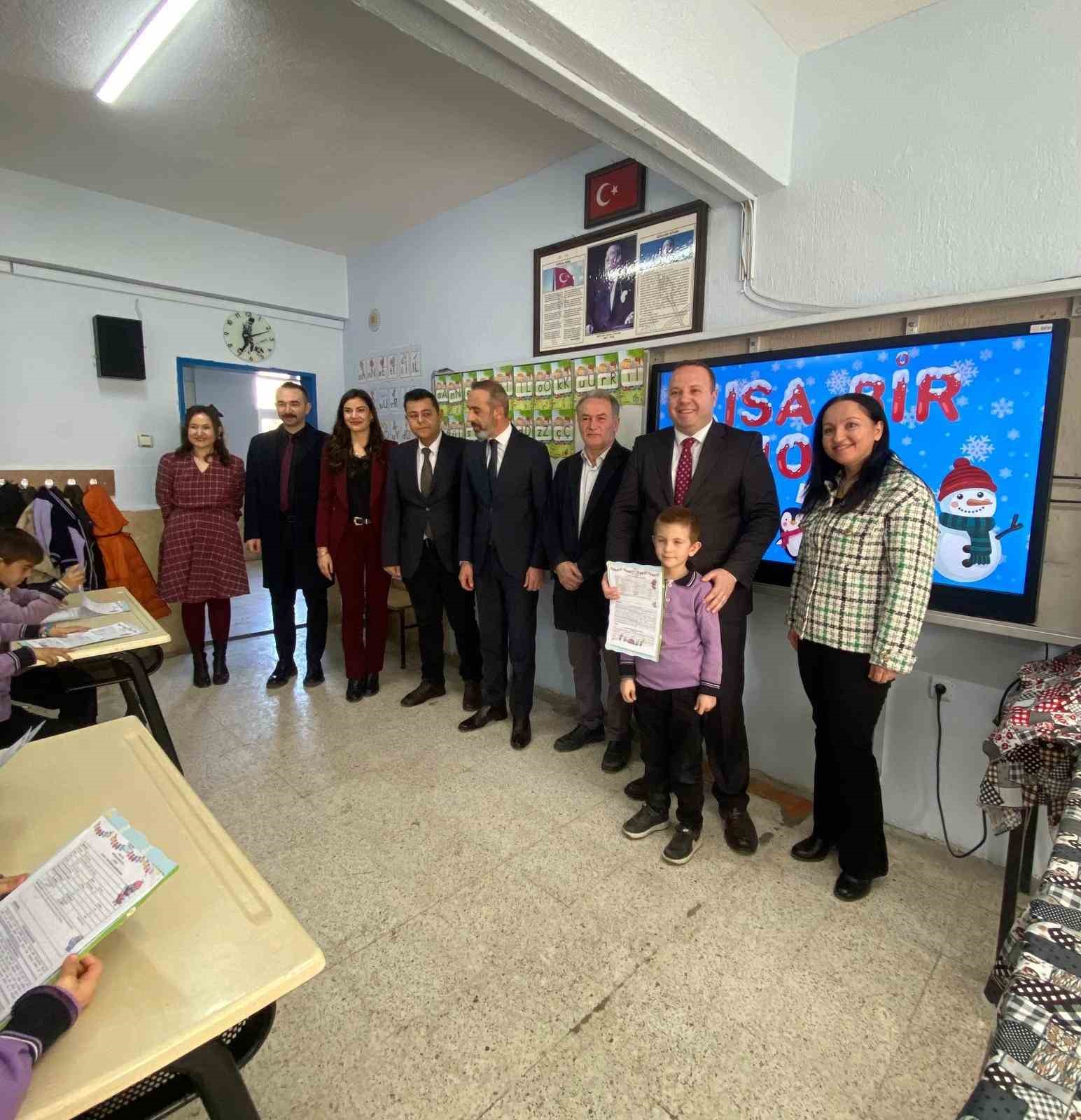 Minik &ouml;ğrenciler ilk kez karne almanın sevincini yaşadı

