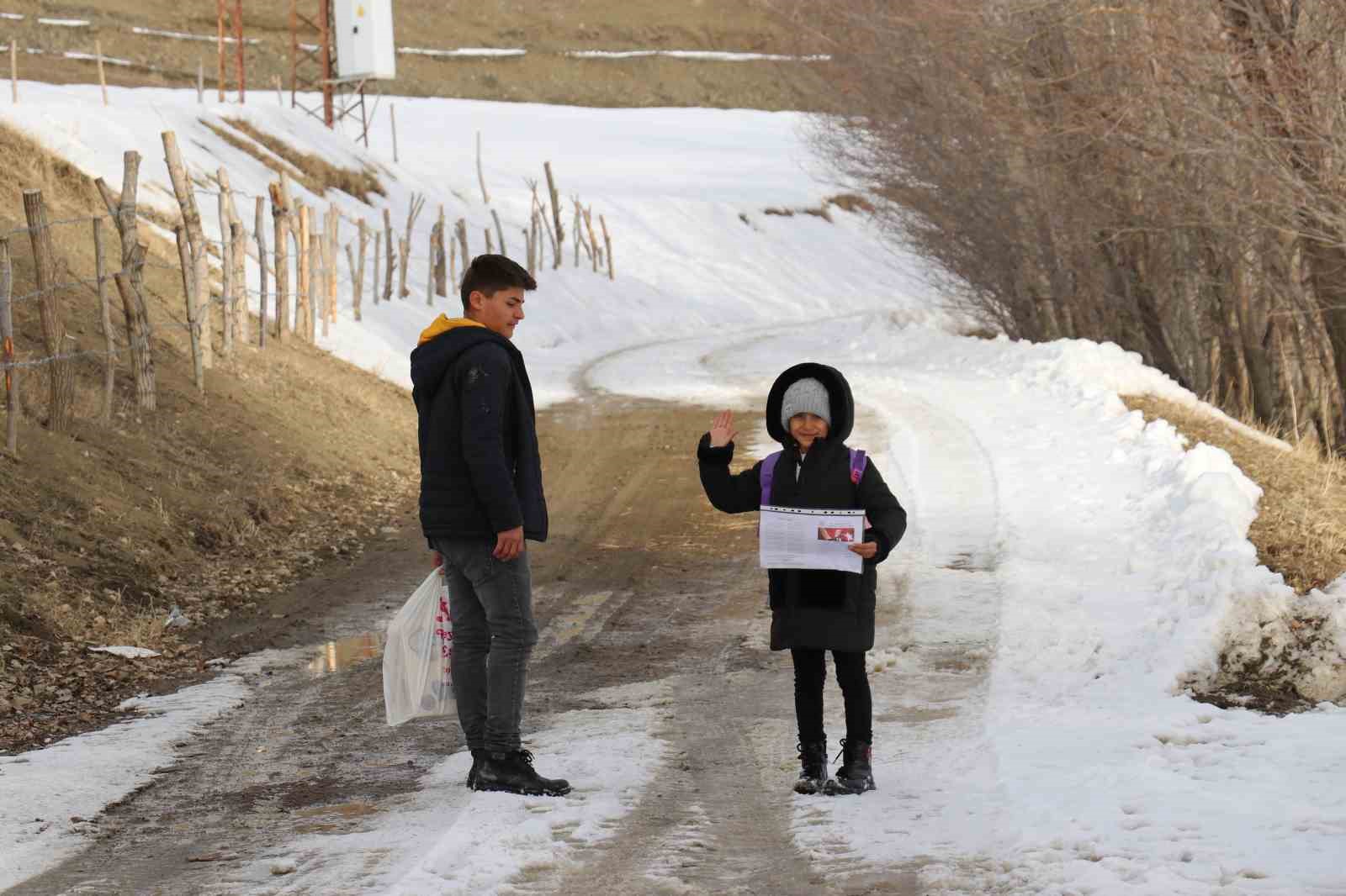 Van&rsquo;da tek &ouml;ğrencili okulda karne heyecanı
