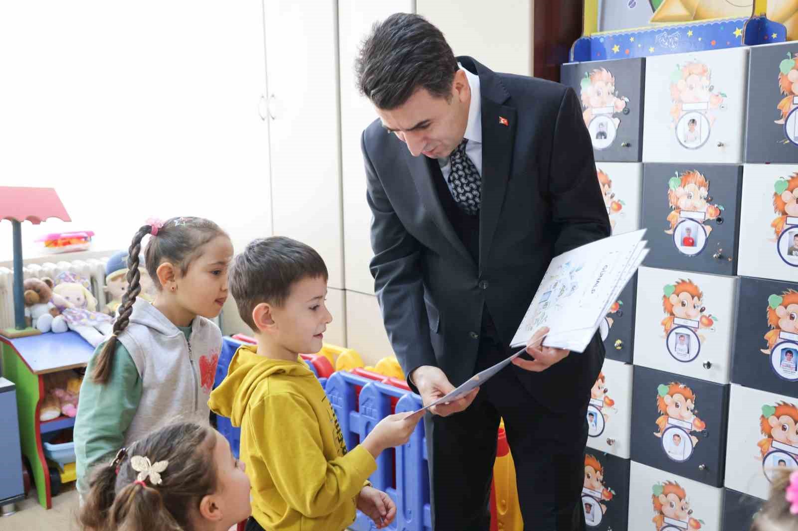 Bilecikli minik &ouml;ğrenciler ilk karne heyecanı yaşadı
