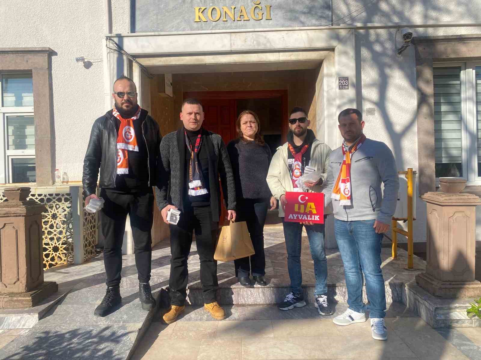 Ayvalık’ta Galatasaray’ın taraftar grubundan Alzheimer hastalarına anlamlı destek