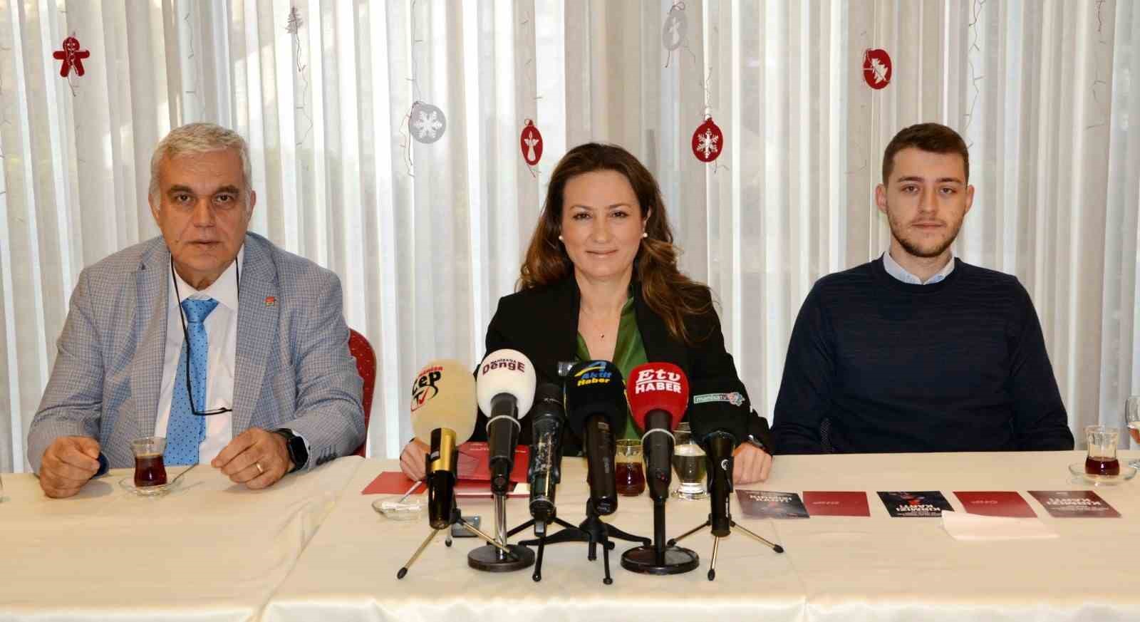 CHP Manisa İl Başkanı &Ouml;zalper gazetecilerin sorularını yanıtladı
