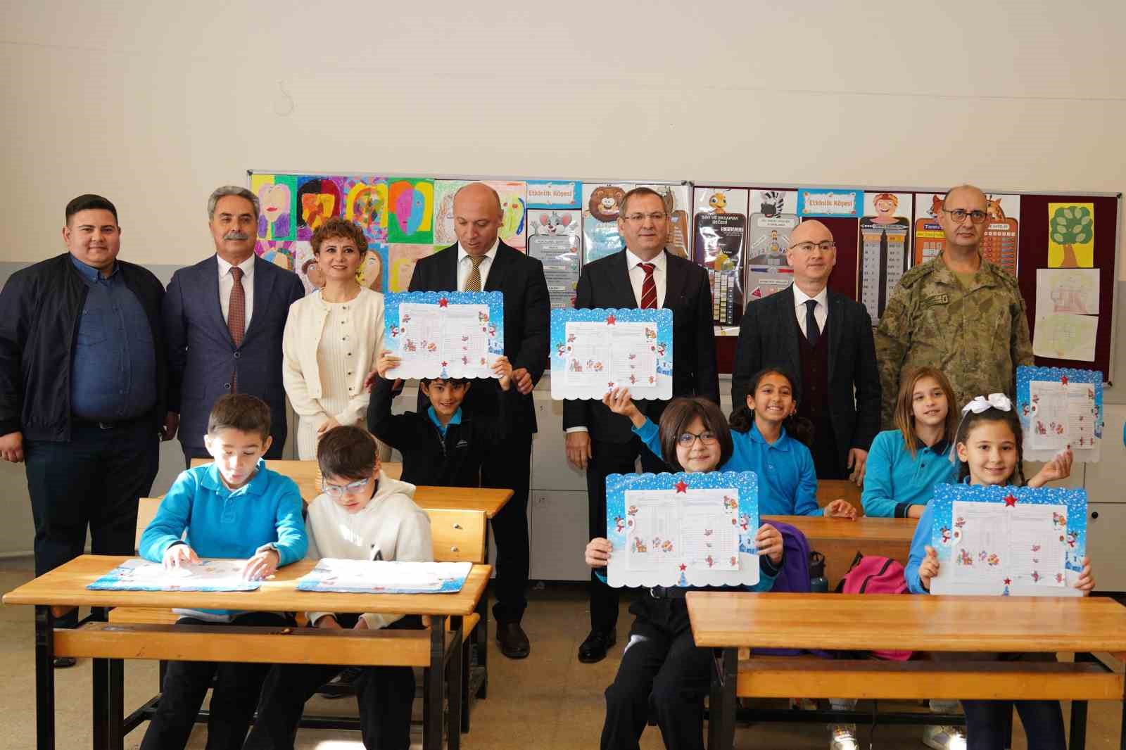 Ayvalık&rsquo;ta &ouml;ğrencilerin karne heyecanı
