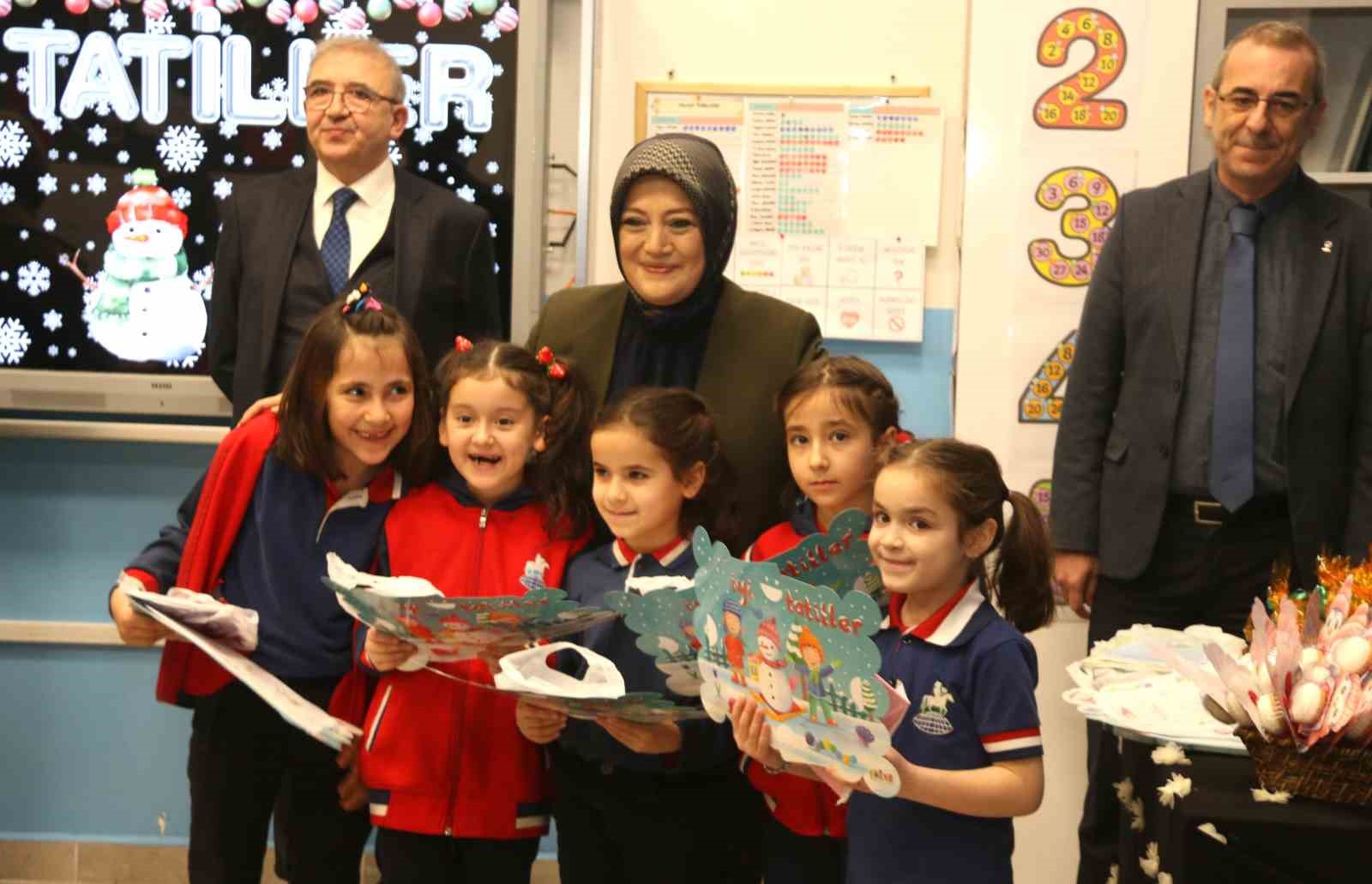 K&uuml;tahya&rsquo;da protokol &uuml;yeleri karne t&ouml;reninde &ouml;ğrencilerle buluştu
