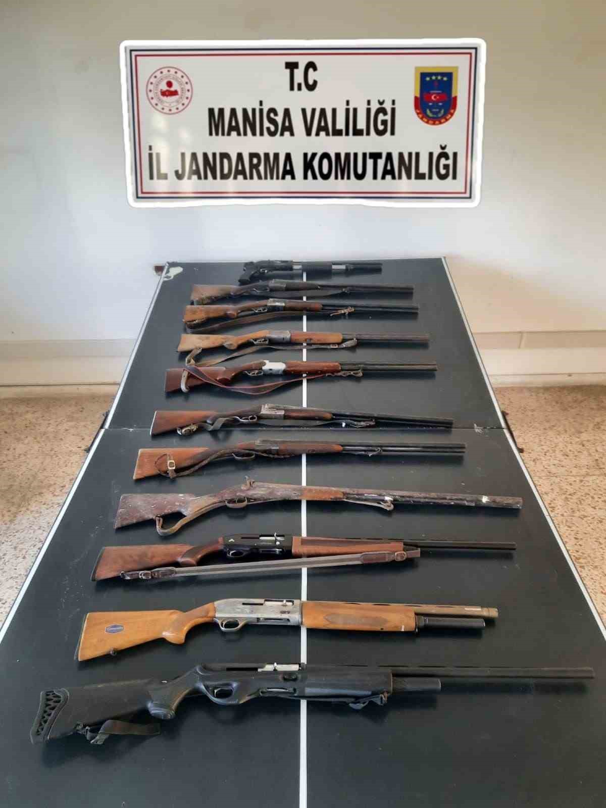 Silah ka&ccedil;ak&ccedil;ılarına jandarmadan darbe
