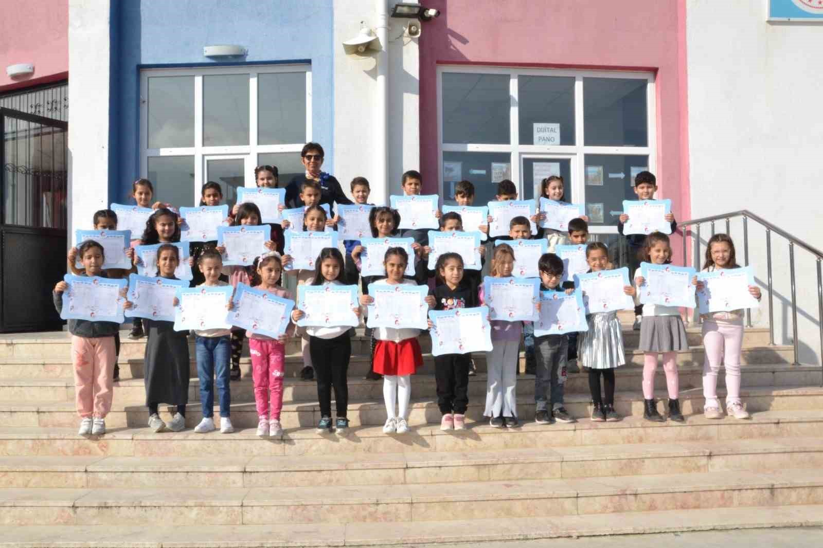 Dr. &Ouml;mer Faruk Meri&ccedil; İlkokulu &ouml;ğrencilerin karne sevinci
