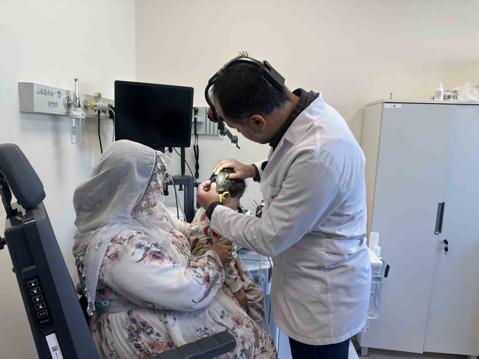 Doğuştan işitme kaybı olan minik Y&uuml;sra, beyin sapı implantı ilk kez duydu
