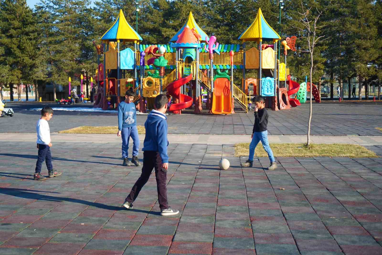 Karnesini alan &ccedil;ocuklar parkta g&uuml;neşin tadını &ccedil;ıkardı
