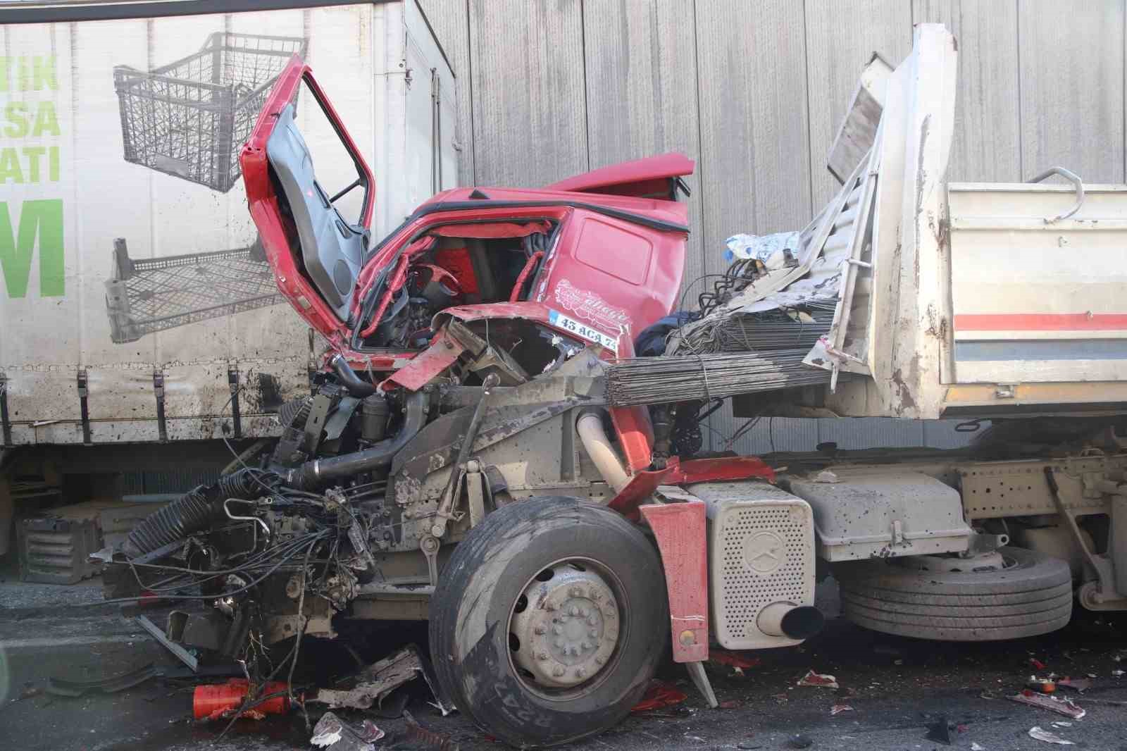Manisa&rsquo;da 4 tırın karıştığı kazada 2 kişi yaralandı
