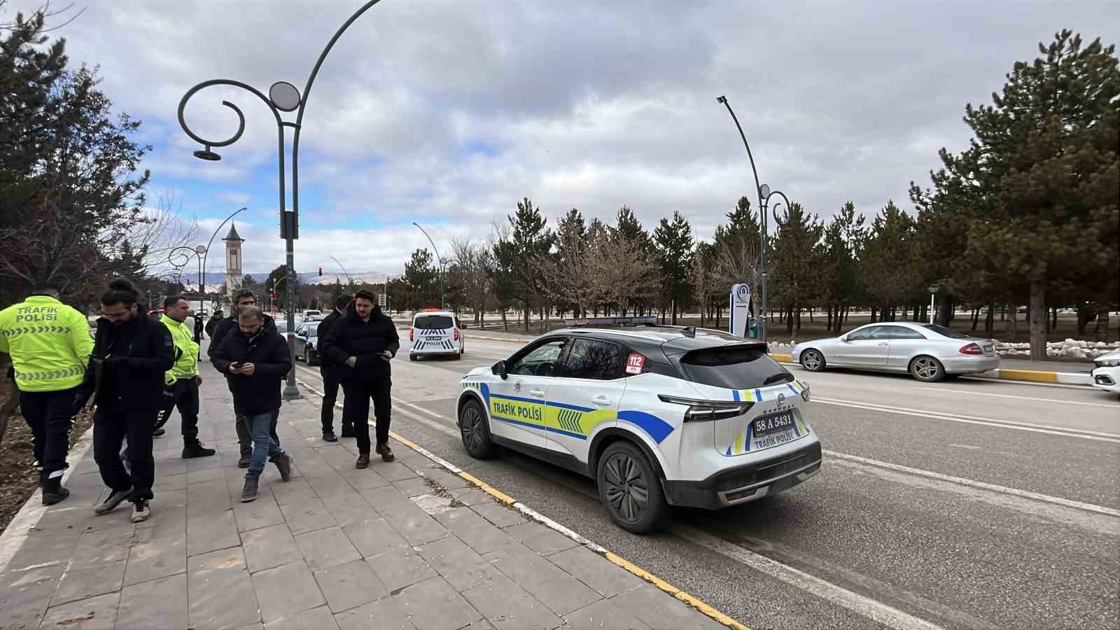 Firari asker ka&ccedil;tı, polis kovaladı: Kovalamacaya motosiklet s&uuml;r&uuml;c&uuml;s&uuml; de katıldı
