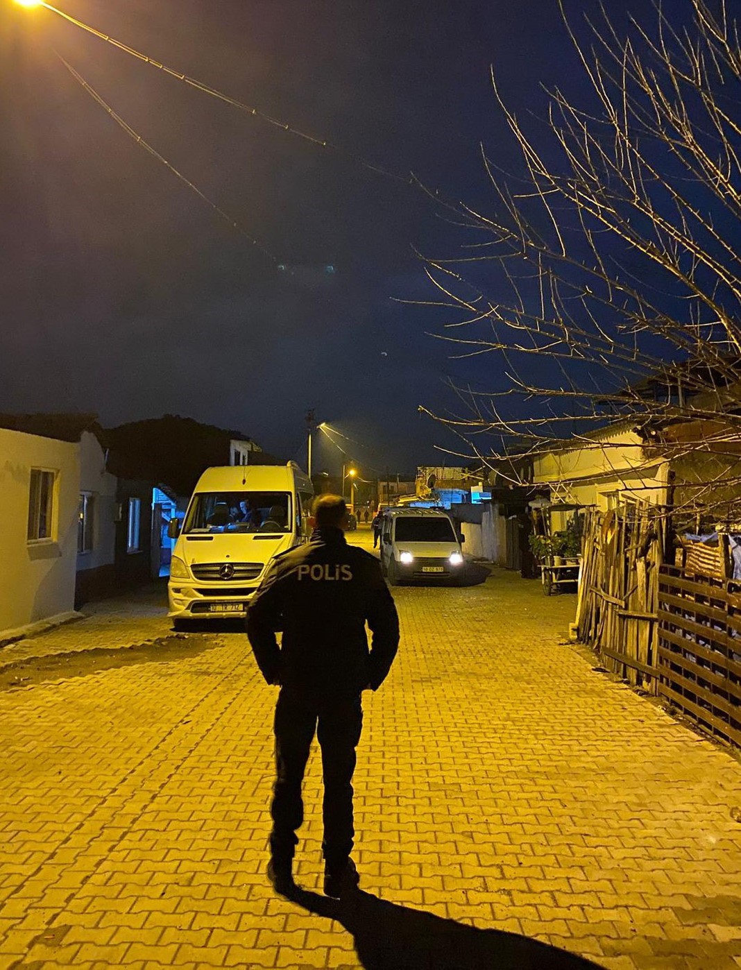 Balıkesir&rsquo;de şafak operasyonu: 13 ikamete eş zamanlı baskın
