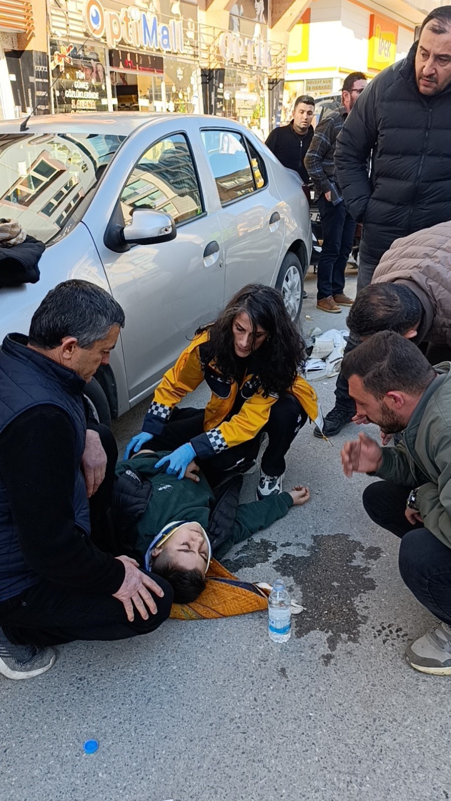 Kaza yapan çocuğa, üşümesin diye işyerinden getirdikleri battaniyeyi örttüler
